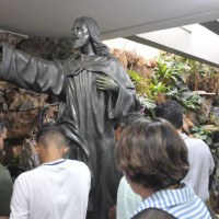 Escultura francesa do século 18, feita em bronze, que representa Jesus, o Cristo Ecumênico -  (crédito: Minervino Júnior/CB/D.A.Press)