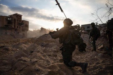 Soldados da Brigada 828 se aproximam do prédio onde Sinwar e outros terroristas estavam de tocaia, em Rafah, no sul da Faixa de Gaza  -  (crédito: IDF)