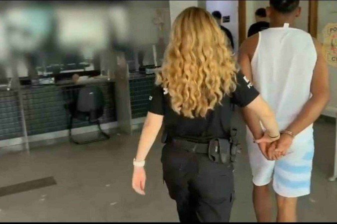 Os dois indivíduos detidos responderão por tráfico de drogas e posse irregular de arma de fogo, cuja penas somadas ultraam os 20 anos de reclusão - (crédito: Divulgação/PCDF) Os dois indivíduos detidos responderão por tráfico de drogas e posse irregular de arma de fogo, cuja penas somadas ultraam os 20 anos de reclusão - (crédito: Divulgação/PCDF)