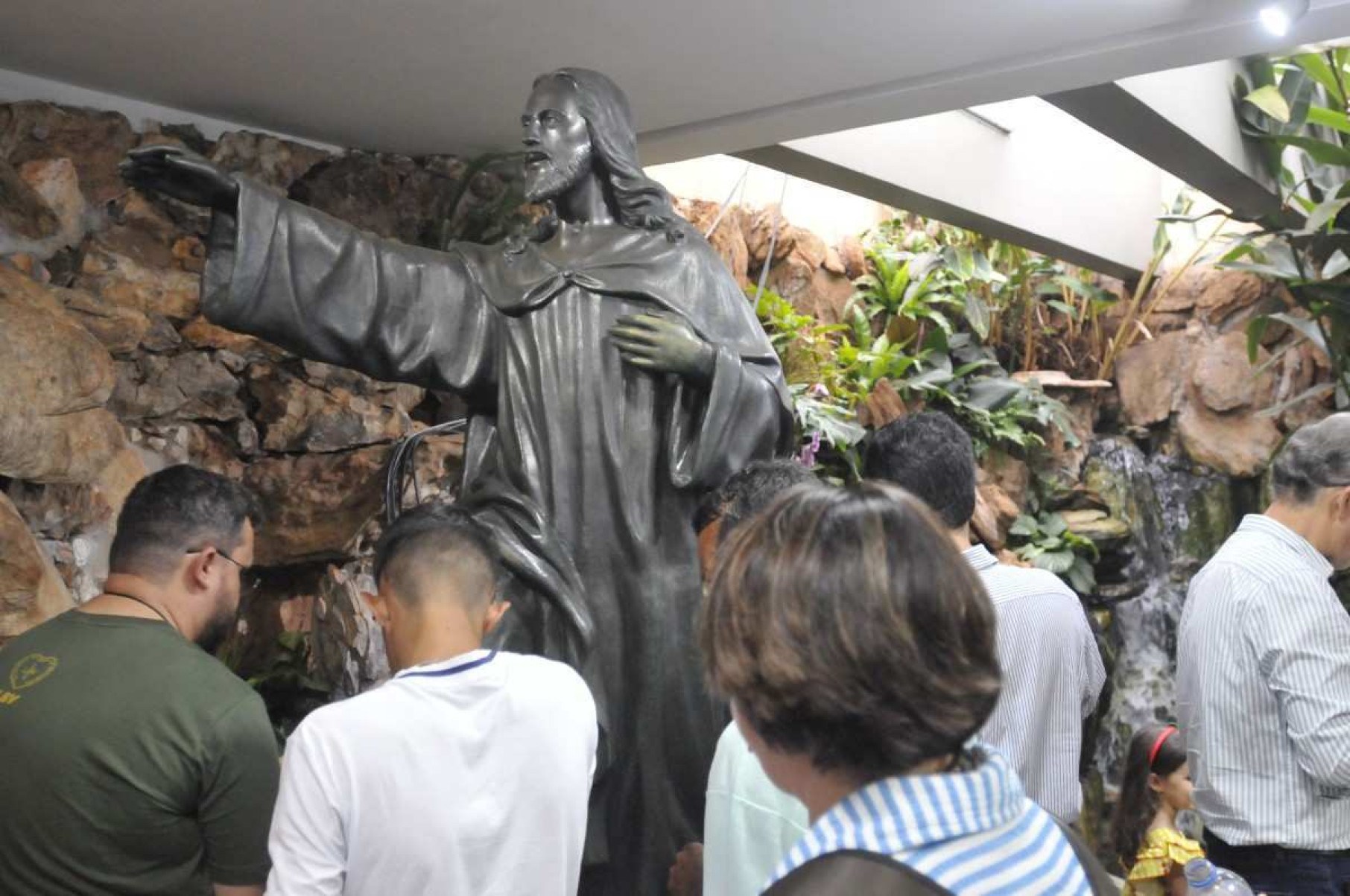 Escultura francesa do século 18, feita em bronze, que representa Jesus, o Cristo Ecumênico