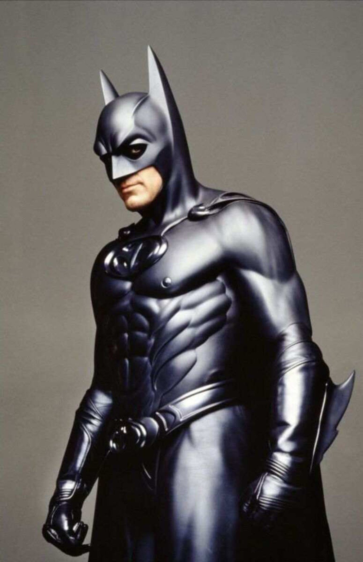 Homem vestido de Batman prende ladrão e salva vizinhança