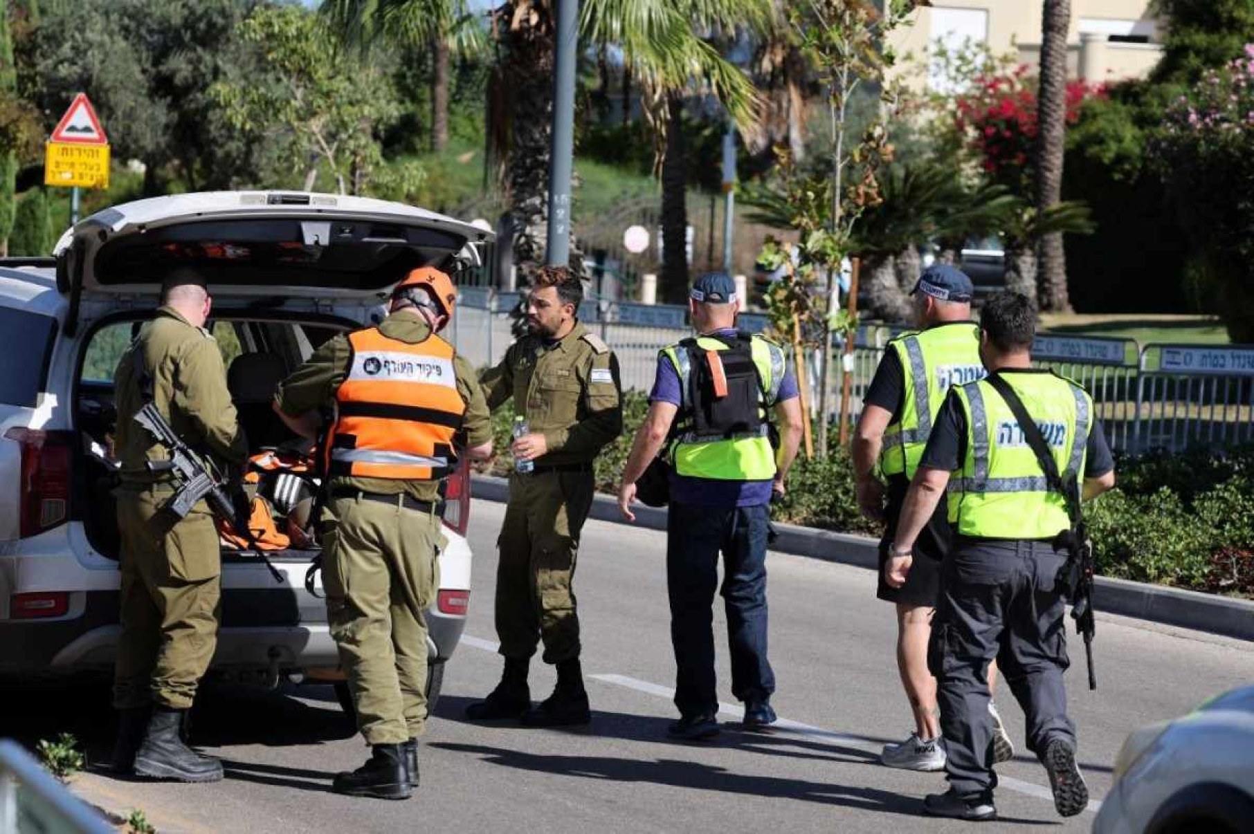     Membros das forças de segurança israelenses caminham ao longo de uma rua que leva à residência do primeiro-ministro Benjamin Netanyahu em Cesaréia, em 19 de outubro de 2024. O escritório de Netanyahu disse que um drone foi lançado em direção à sua residência em 19 de outubro, depois que os militares relataram que um drone do Líbano havia 