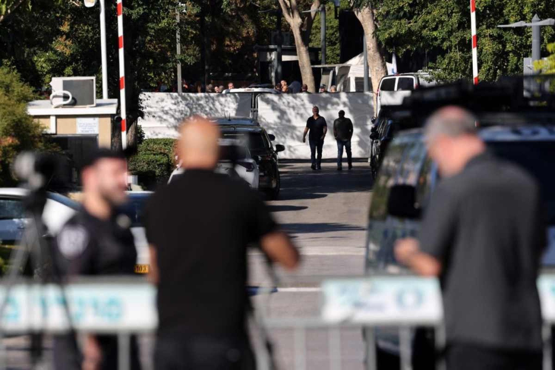  Israeli security forces gather behind a barrier across a street leading to Prime Minister Benjamin Netanyahus residence in Caesarea on October 19, 2024. Netanyahus office said a drone was launched toward his residence on October 19, after the military reported a drone from Lebanon had 