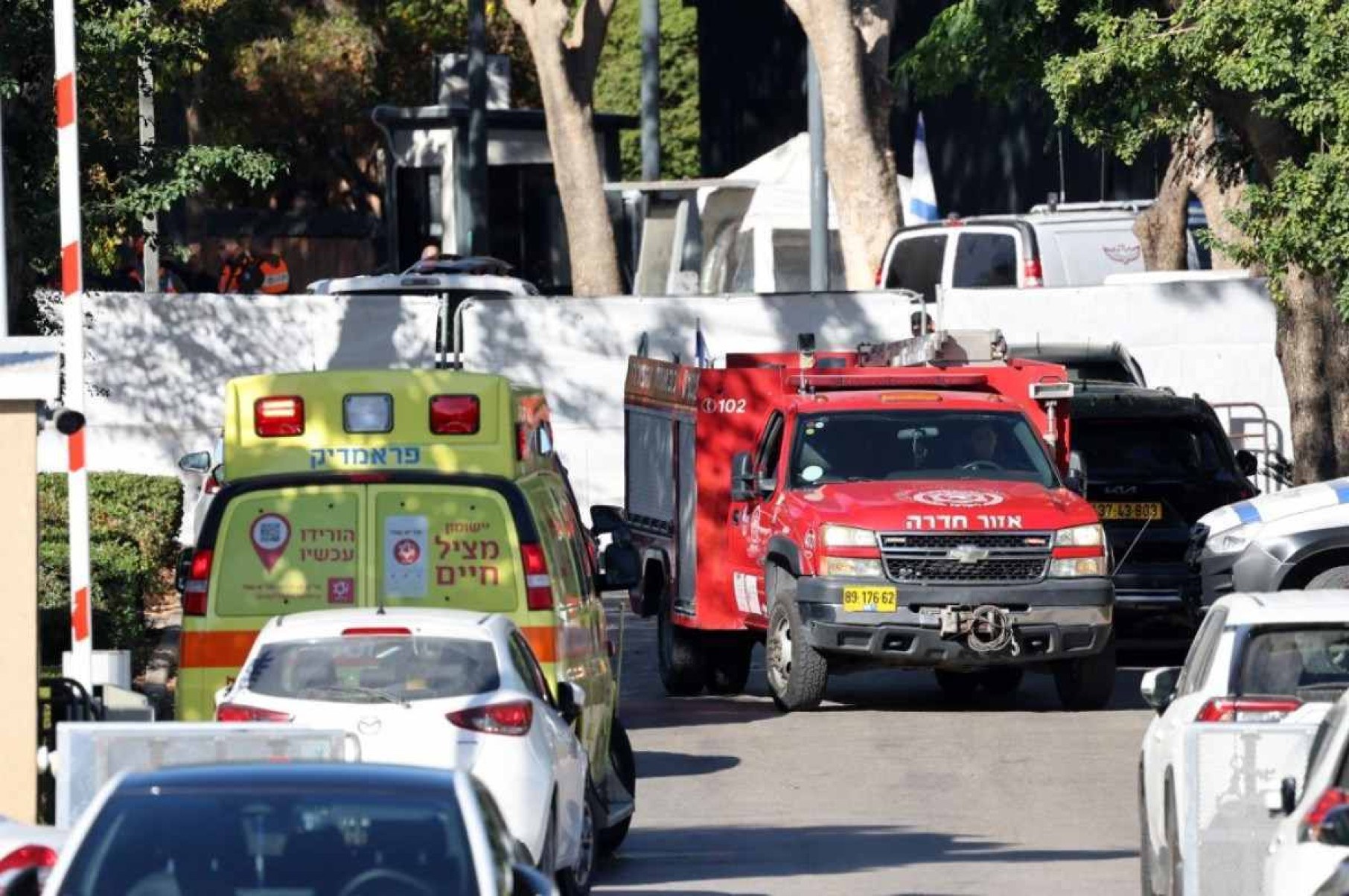     Um caminhão de bombeiros passa atrás de uma barreira em uma rua que leva à residência do primeiro-ministro Benjamin Netanyahus em Cesaréia em 19 de outubro de 2024. O escritório de Netanyahu disse que um drone foi lançado em direção à sua residência em 19 de outubro, depois que os militares relataram que um drone do Líbano havia 