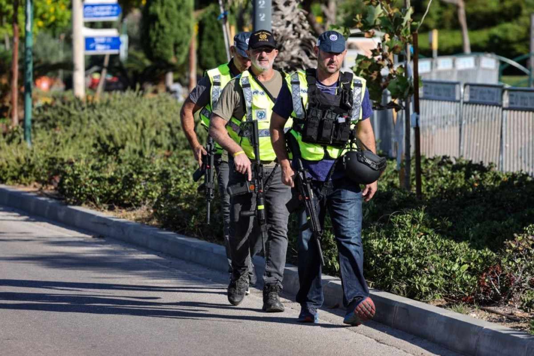  Israeli security forces gather on a street leading to Prime Minister Benjamin Netanyahus residence in Caesarea on October 19, 2024. Netanyahus office said a drone was launched toward his residence on October 19, after the military reported a drone from Lebanon had 