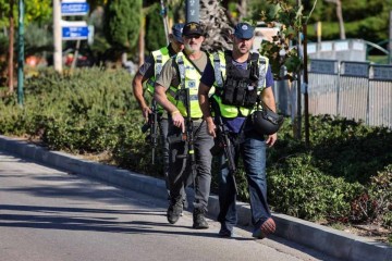 Policiais reforçam segurança próximo à casa do primeiro-ministro de Israel após ataque -  (crédito:  AFP)