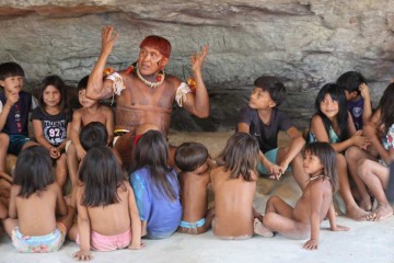 Cacique Akari Waurá ensina crianças sobre a própria cultura por meio das gravuras que estão na réplica da gruta -  (crédito:  Alaor Filho/Fotos Publicas)