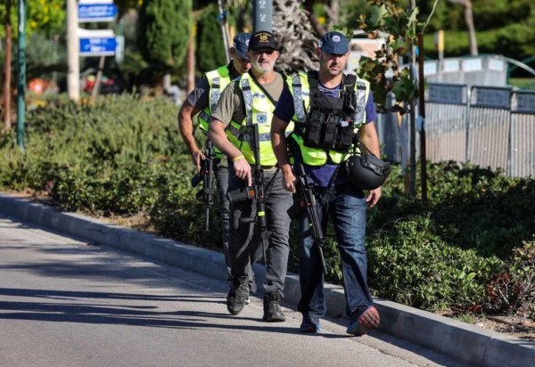 Policiais reforçam segurança próximo à casa do primeiro-ministro de Israel após ataque -  (crédito:  AFP)