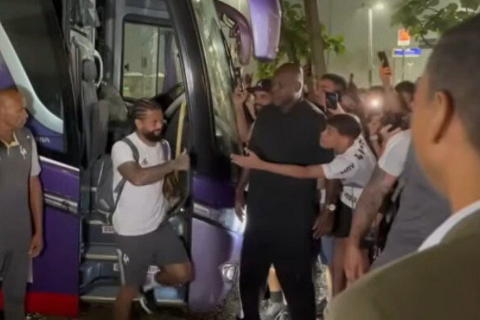 Jogadores do Atlético chegam a hotel no Rio de Janeiro sob festa de torcedores - (crédito: Foto: Reprodução de vídeo Itatiaia) Jogadores do Atlético chegam a hotel no Rio de Janeiro sob festa de torcedores - (crédito: Foto: Reprodução de vídeo Itatiaia)