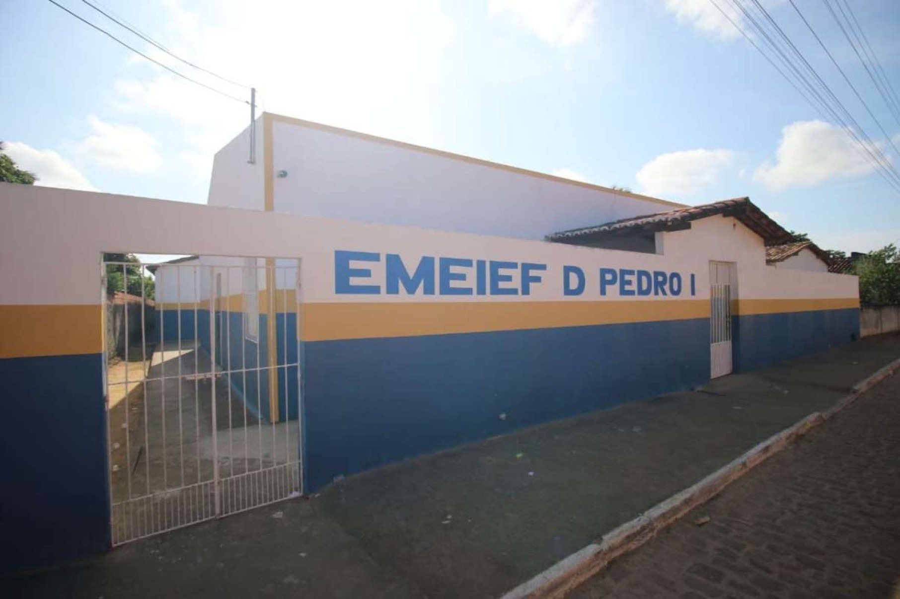 Adolescente ataca escola na Bahia com arma de fogo e mata três alunos