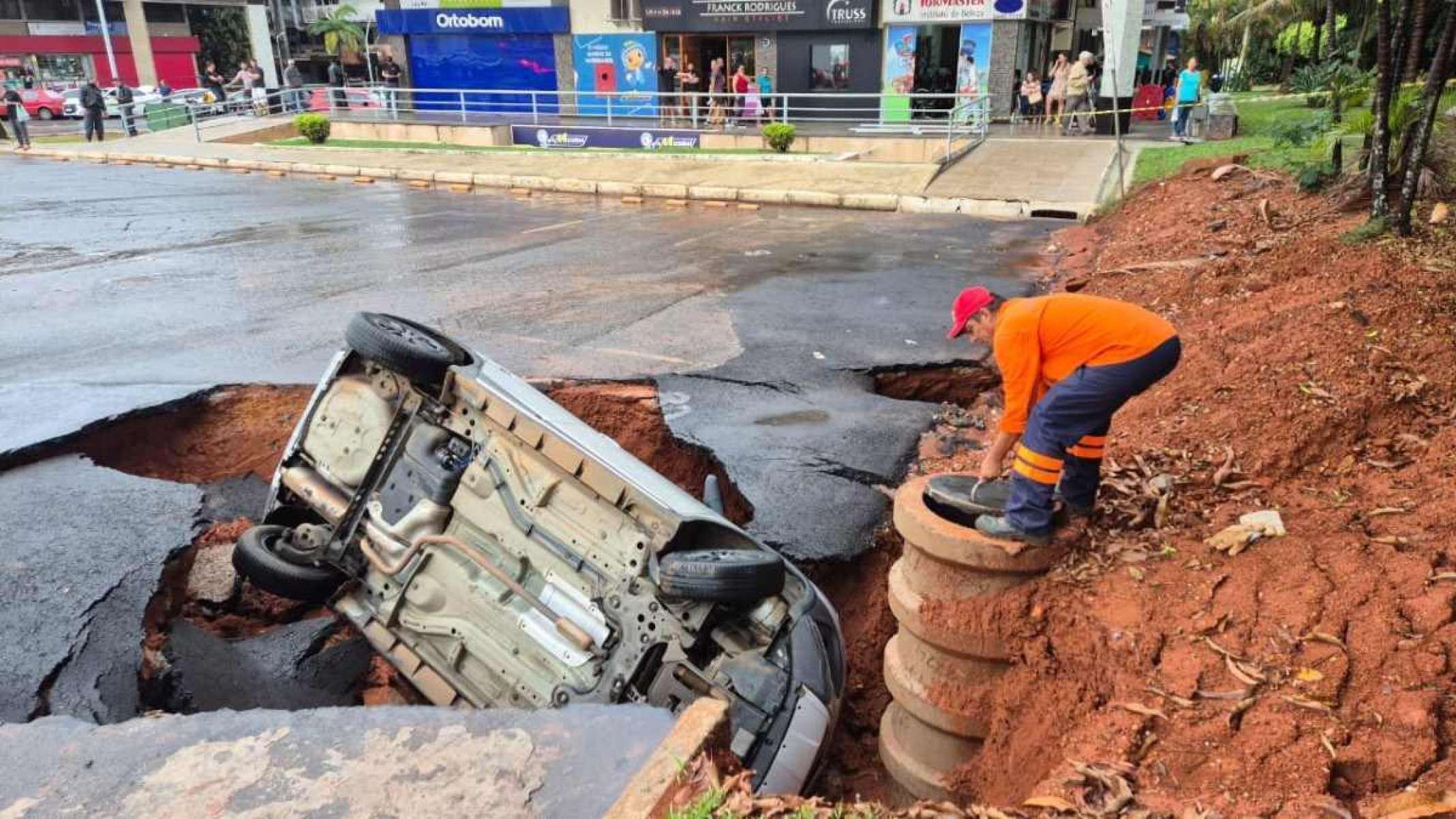 Asfalto cede e carro é engolido por cratera na 310 Norte após fortes chuvas