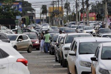  20/10/2024. Crédito: Minervino Júnior/CB/D.A Press. Brasil.  Brasilia - DF. Infrações de trânsito. Carros parado em fila dupla no estacionamento da Feira dos Importados. -  (crédito:  Minervino Júnior/CB)