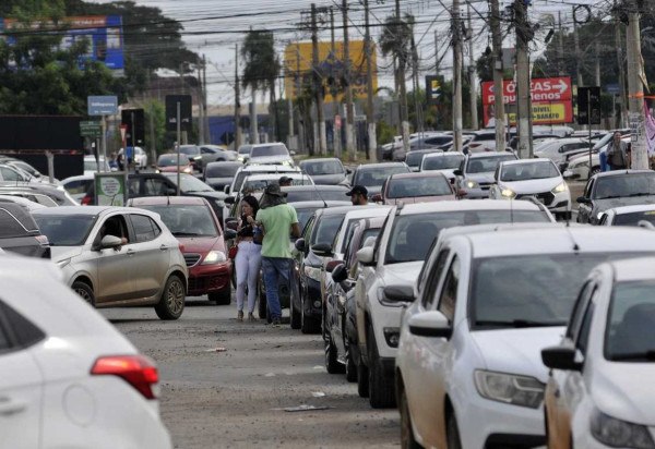  Ve&iacute;culos estacionados em fila dupla na Feira dos Importados -  (crédito: Minervino Júnior/CB/D.A.Press)