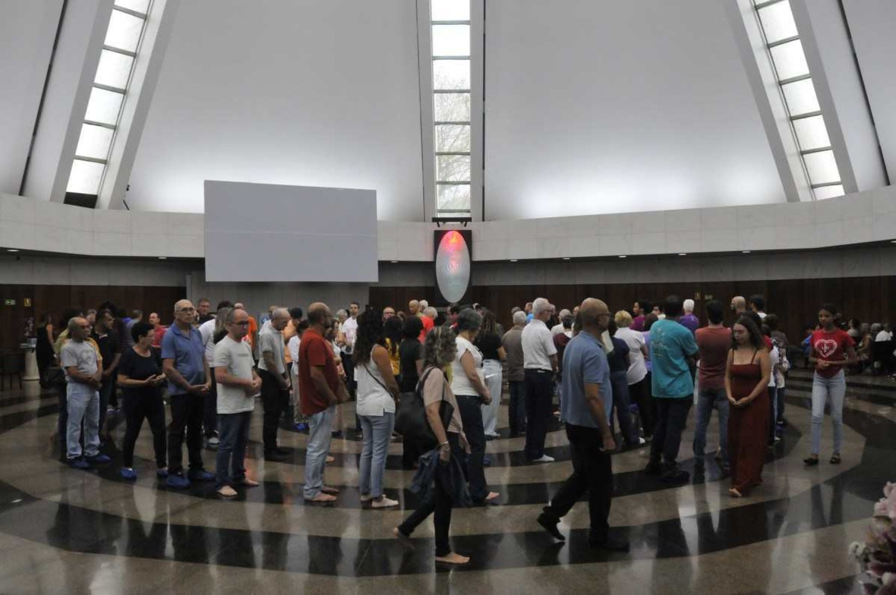 Na Nave, ambiente principal do templo, as pessoas caminham sobre a espiral meditando ou fazendo orações