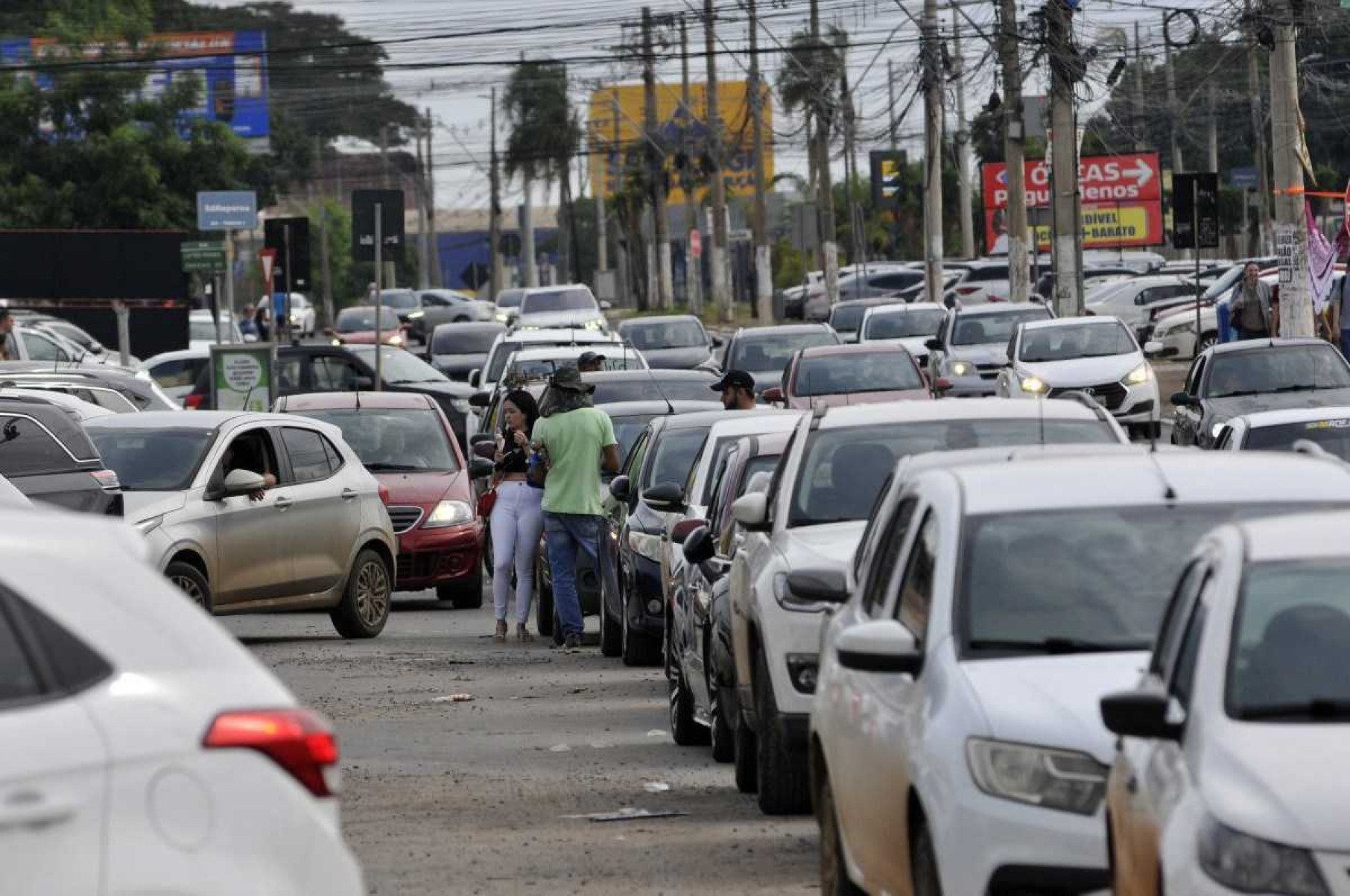  Veículos estacionados em fila dupla na Feira dos Importados