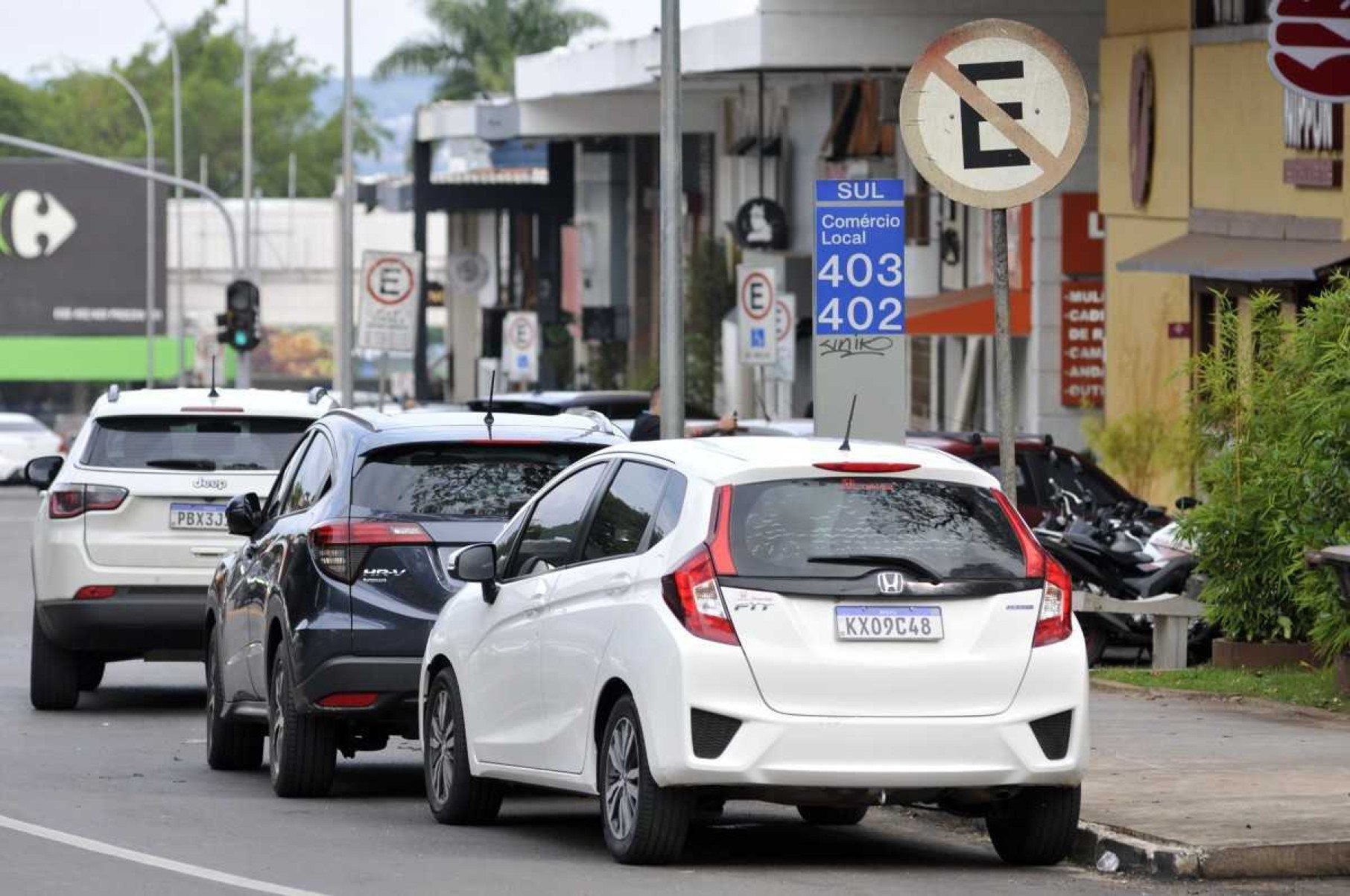  Na tarde de ontem, motoristas fizeram fila dupla na quadra 402 Sul, atrapalhando outros condutores