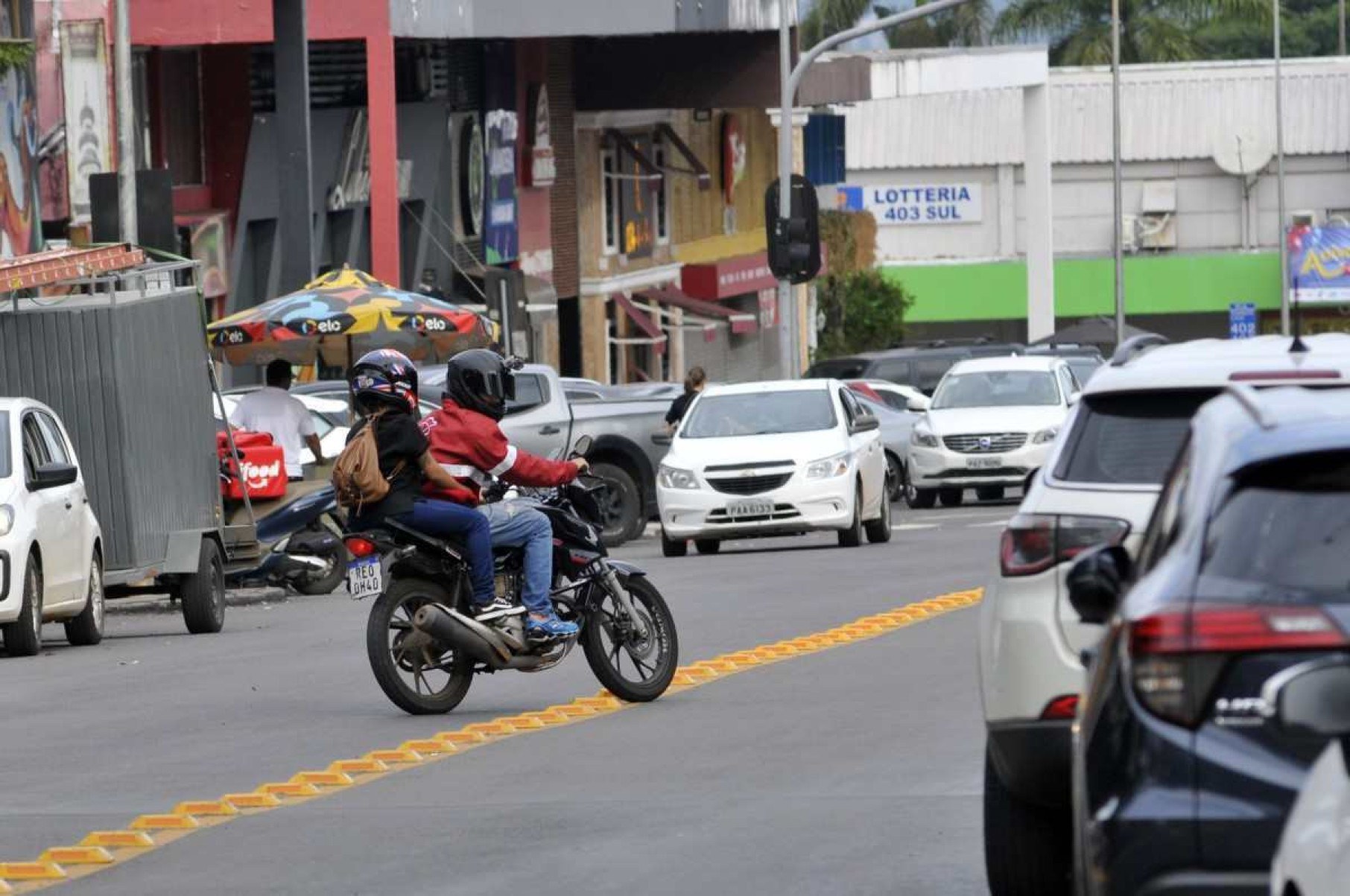 Motociclista com uma pessoa na garupa faz conversão proibida em via movimentada do DF 