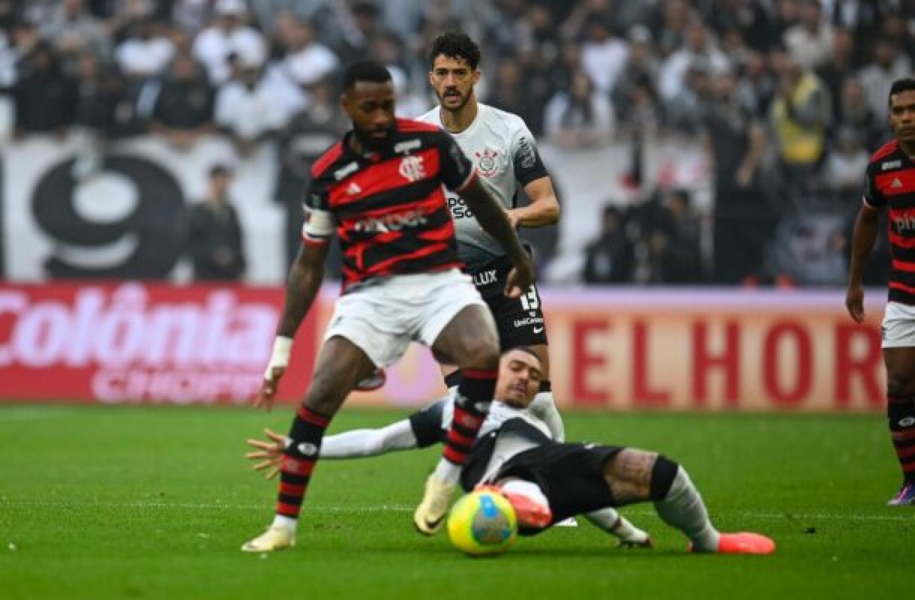 Gerson foi um dos melhores jogadores do Flamengo no duelo com o Corintrhians -  (crédito: Foto: Alexandre Schneider/Getty Images)