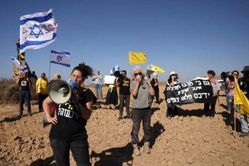 Simpatizantes e familiares de sequestrados em 7 de outubro de 2023 protestam na fronteira com a Faixa de Gaza, durante o feriado da Festa de Tabernáculos  -  (crédito: Menahem Kahana/AFP)