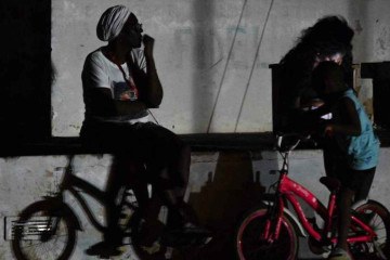 Carros passam em frente ao Hotel Nacional, em Havana, com tudo às escuras -  (crédito: Reuters)