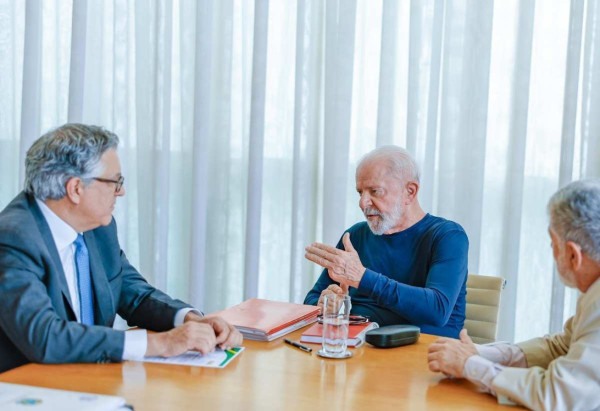 Reunião é primeiro compromisso oficial do petista após a queda que sofreu no sábado (19/10) -  (crédito: Ricardo Stuckert)