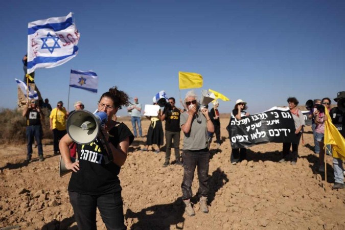 Simpatizantes e familiares de sequestrados em 7 de outubro de 2023 protestam na fronteira com a Faixa de Gaza, durante o feriado da Festa de Tabernáculos  -  (crédito: Menahem Kahana/AFP)