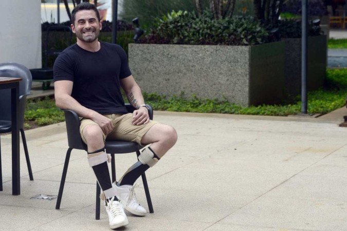 Com sequelas, Yan usa órteses nas pernas para conseguir andar