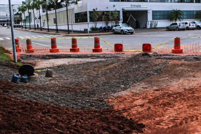 Local onde surgiu uma cratera na 310 Norte segue interditado.