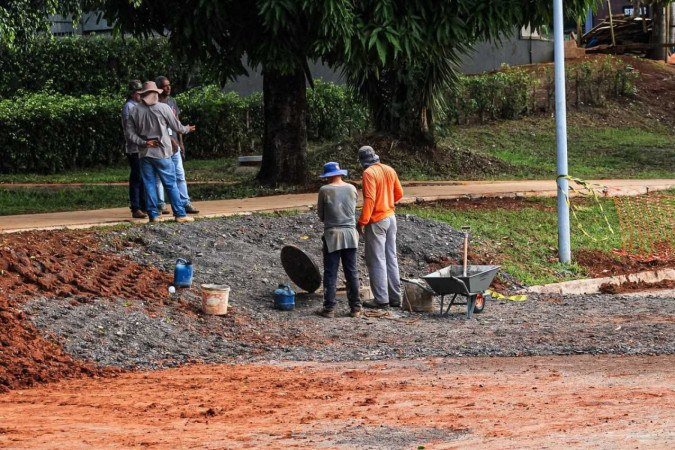 Local onde surgiu uma cratera na 310 Norte segue interditado.