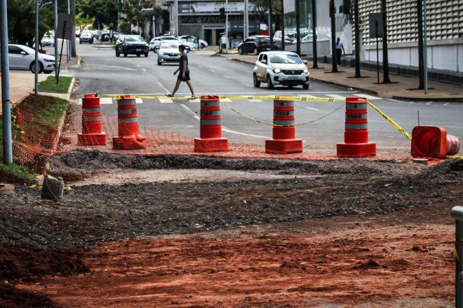 Local onde surgiu uma cratera na 310 Norte segue interditado.