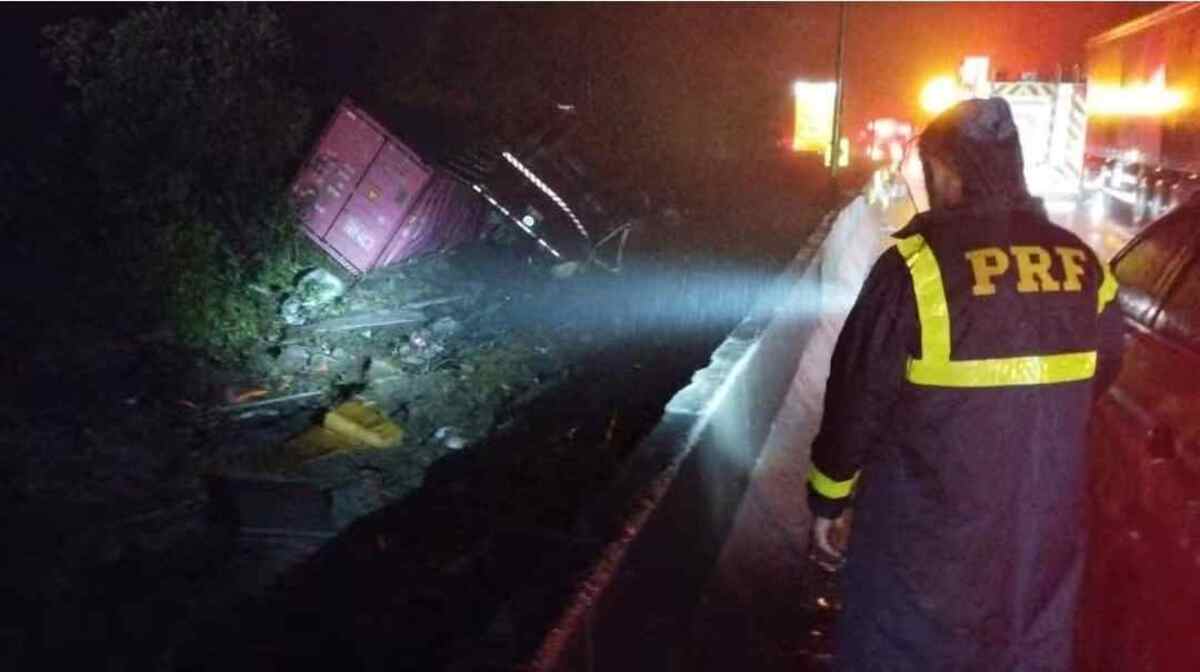 Carreta perdeu o freio e tombou em cima de uma van de turismo  -  (crédito: Divulgação/PRF)