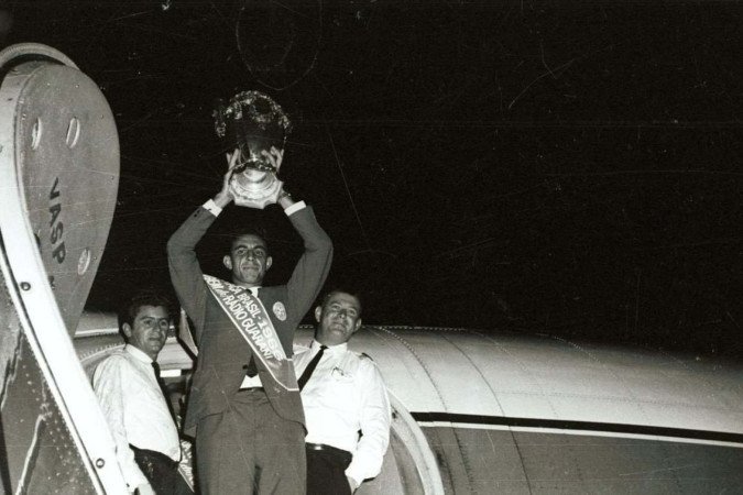 Capitão Piazza, do Cruzeiro, ergue a Taça Brasil de 1966 na Pampulha; delegação chegou na Pampulha a bordo de turboélice Viscount da Vasp -  (crédito: Cruzeiro/Arquivo/EM)