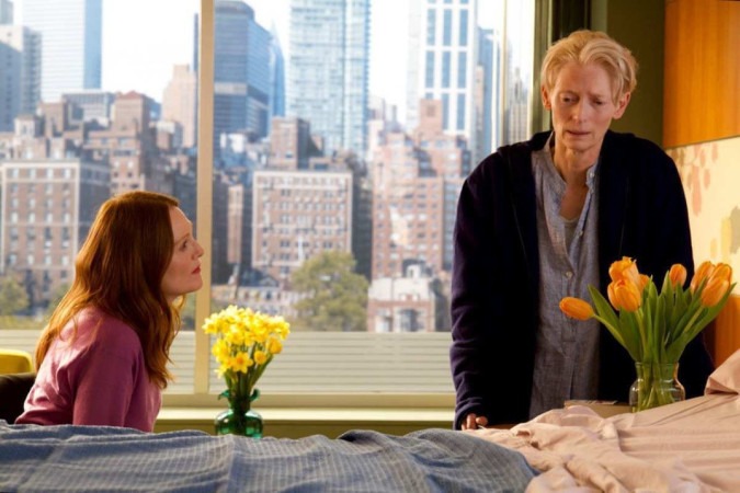 Julianne Moore e Tilda Swinton em cena de O quarto ao lado, de Almodóvar -  (crédito:  Warner Media/Reprodução)