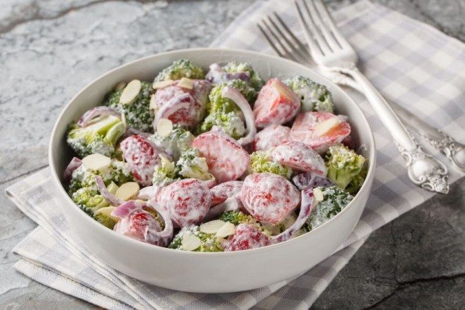 Salada de brócolis com morango e molho de iogurte (Imagem: AS Foodstudio | Shutterstock) -  (crédito: EdiCase)