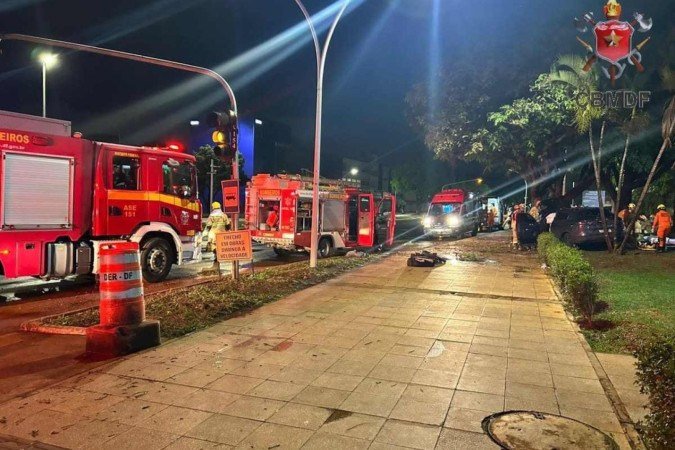Dois ageiros foram levados ao hospital - (crédito: Divulgação/CBMDF) Dois ageiros foram levados ao hospital - (crédito: Divulgação/CBMDF)