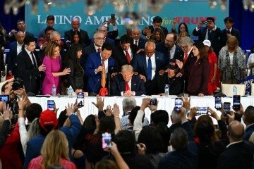 Donald Trump ora com líderes da comunidade latina, durante mesa redonda em resort de Miami: 'A mão de Deus está sobre este homem' -  (crédito: Chandan Khanna/AFP)