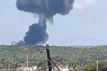 Ao explodir no solo, em área desabitada, o avião levantou uma grossa coluna de fumaça, que podia ser vista a muitos quilômetros de distância -  (crédito:  Reprodução)