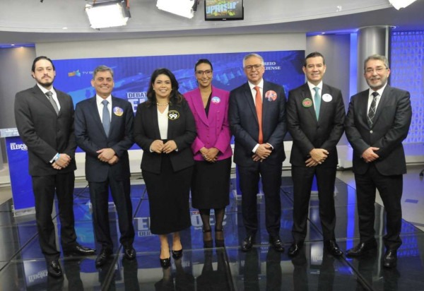  22/10/2024  Crédito: Minervino Junior/CB/D.A Press. Correio Braziliense e a TV Brasília promovem um debate com os candidatos das cinco chapas inscritas para a eleição da OAB 2024 . Na Foto Guilherme Machado, presidente do Correio Braziliense com os candidatos das cinco chapas inscritas para a eleição da OAB 2024 . -  (crédito:  MINERVINO JUNIOR                    )