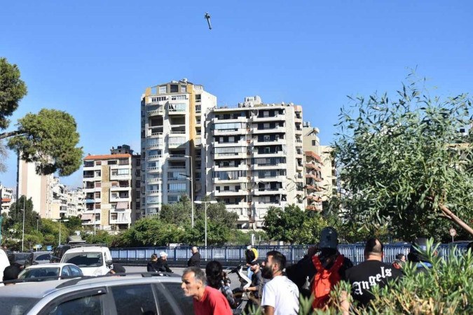     Um foguete disparado por um avião de guerra israelense tem como alvo um prédio no subúrbio de Shayah, no sul de Beirute, em 22 de outubro de 2024, em meio à guerra em curso entre Israel e o Hezbollah. (Foto de Fadel ITANI/AFP)      