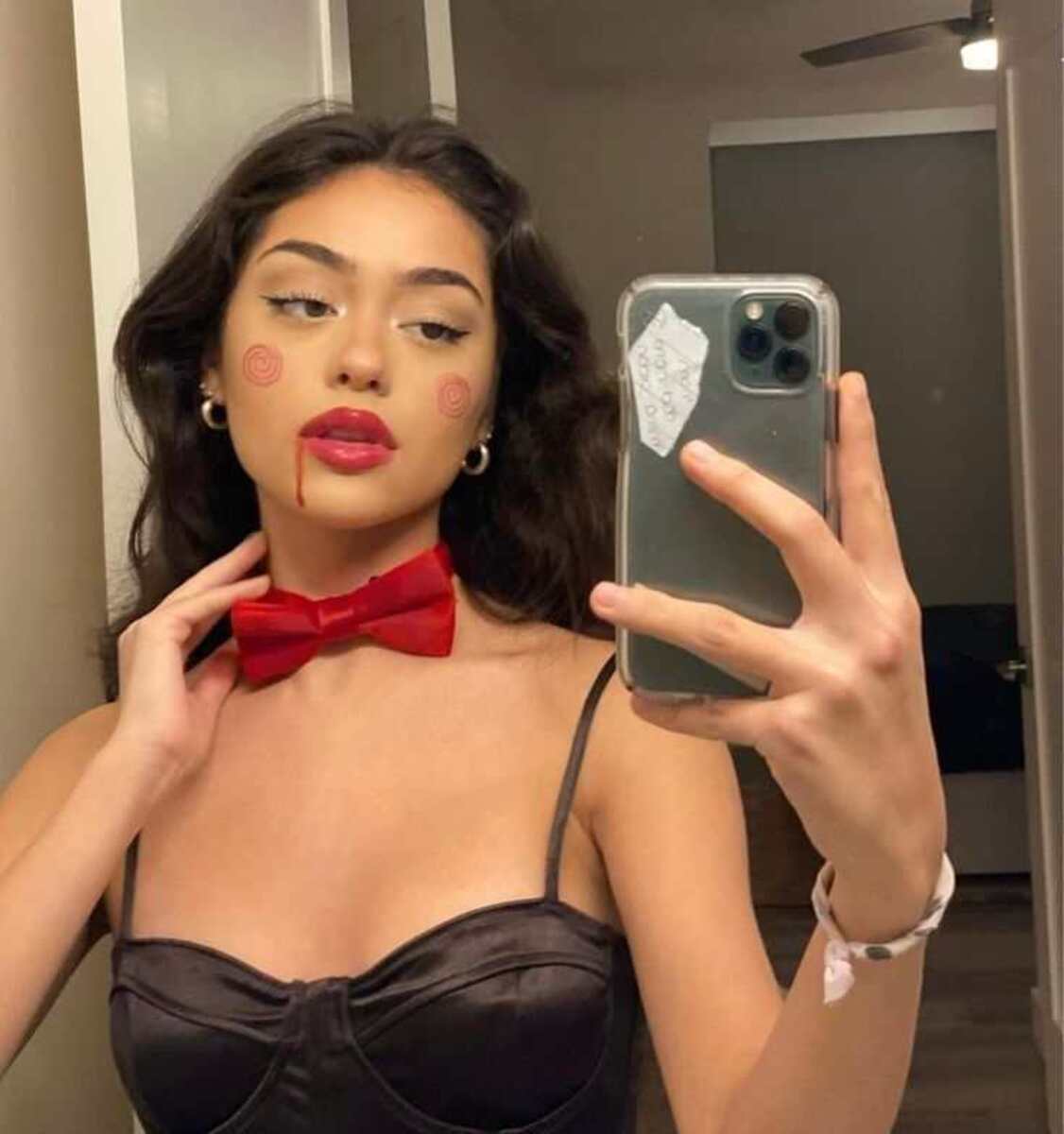 Um personagem popular e fácil de fazer é o Jigsaw, dos filme de terror Jogos Mortais