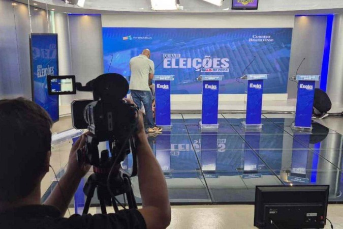 Técnicos da TV Brasília trabalham nos últimos detalhes antes do início do debate -  (crédito: Minervino Júnior/CB/D.A Press)