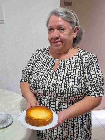 A aposentada Márcia Burégio de Lima faz bolo de rolo tipicamente pernambucano -  (crédito: Fotos: Arquivo pessoal)