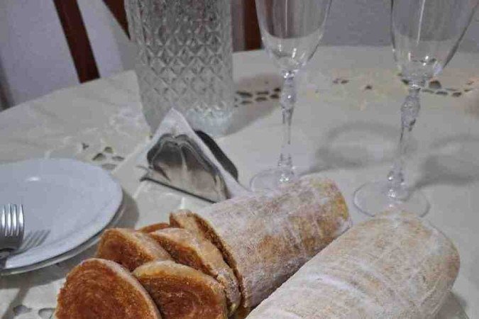 Bolo de rolo tipicamente pernambucano feito pela aposentada Márcia Burégio de Lima