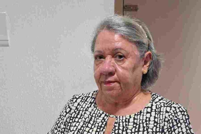 A aposentada Márcia Burégio de Lima faz bolo de rolo tipicamente pernambucano