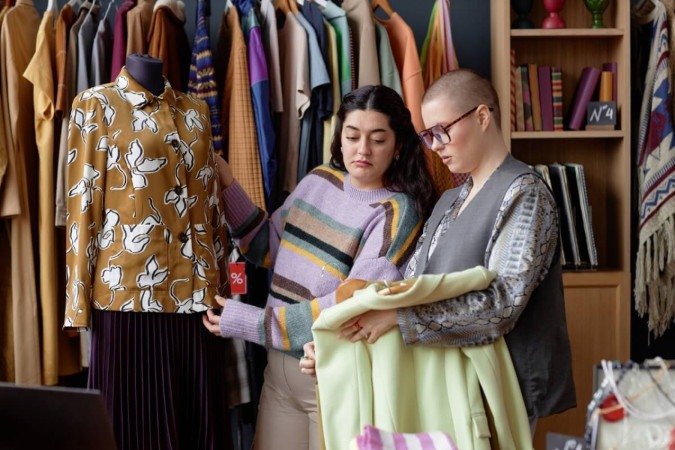 A indústria da moda oferece diversas oportunidades e valoriza habilidades técnicas, sensibilidade estética e conhecimento sobre tendências (Imagem: SeventyFour | Shutterstock) - (crédito: EdiCase) A indústria da moda oferece diversas oportunidades e valoriza habilidades técnicas, sensibilidade estética e conhecimento sobre tendências (Imagem: SeventyFour | Shutterstock) - (crédito: EdiCase)