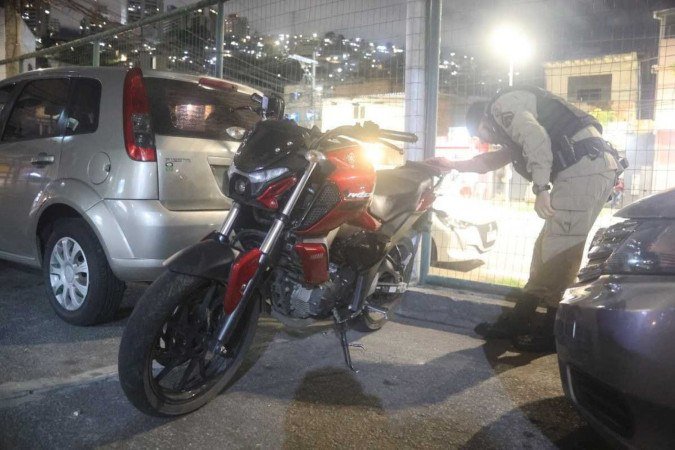 Moto usada pela dupla suspeita de tentativa de furto tinha queixa de roubo - (crédito: Marcos Vieira /EM/DA. Press) Moto usada pela dupla suspeita de tentativa de furto tinha queixa de roubo - (crédito: Marcos Vieira /EM/DA. Press)
