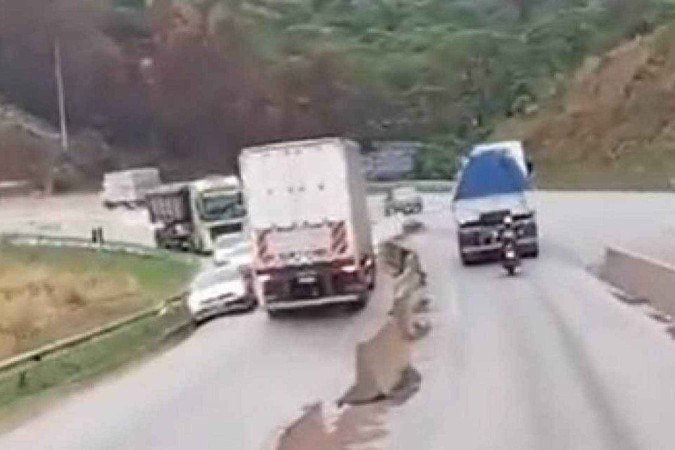 Carreta foi flagrada andando pela contramão da rodovia BR-381, no trevo de Caeté, na Grande BH - (crédito: Redes Sociais) Carreta foi flagrada andando pela contramão da rodovia BR-381, no trevo de Caeté, na Grande BH - (crédito: Redes Sociais)