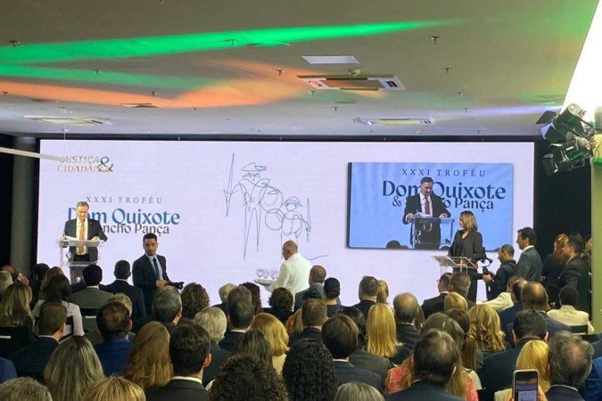 O ministro do STF, Alexandre Moraes, recebeu o troféu O ministro do STF, Alexandre Moraes, recebeu o troféu