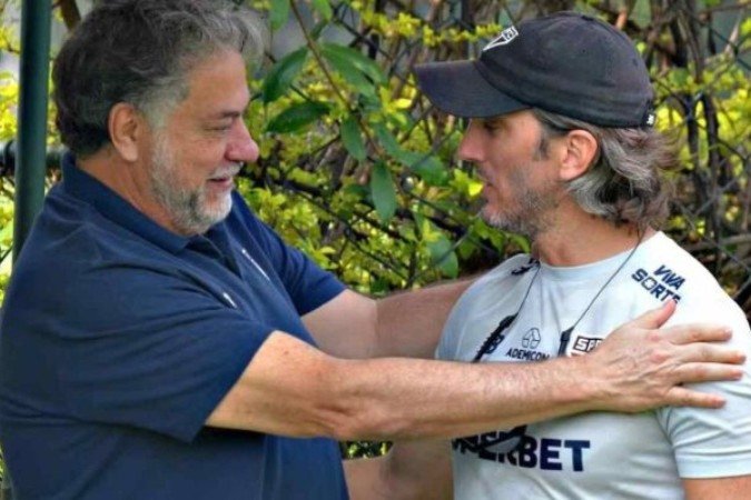 Julio Casares e Luis Zubeldía no CT do São Paulo -  (crédito: Foto: Reprodução/@juliocasares_sp)