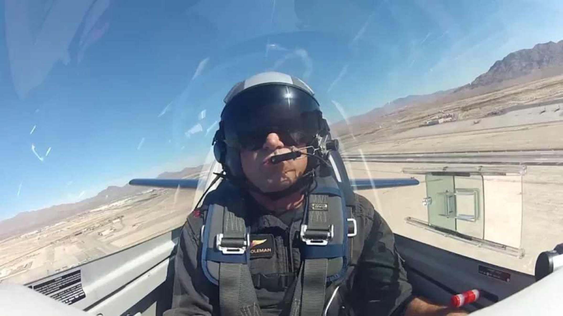 Piloto que treinou atores de 'Top Gun: Maverick' morre após queda de avião